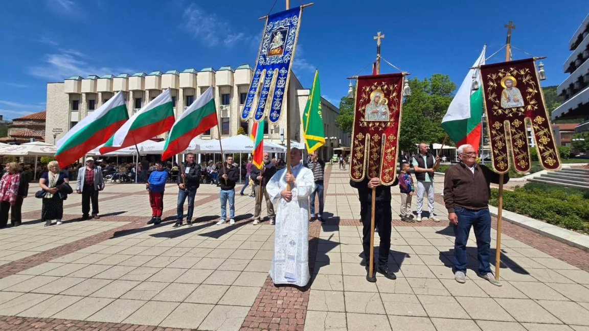 Трите храма и Общината в Дупница с шествие за Гергьовден