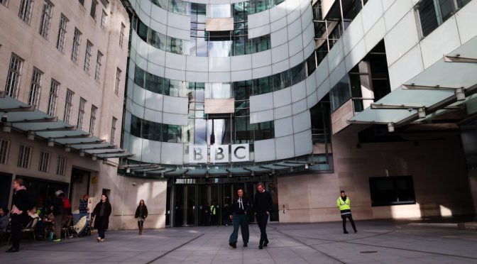 Би Би Си орязва разходите си с 10%. Кое го налага?
