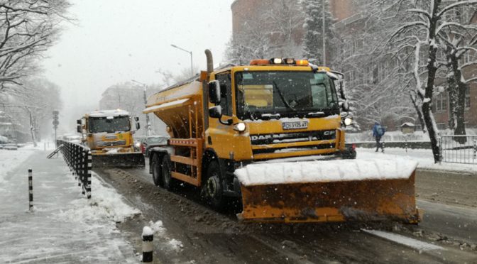 105 машини са почиствали през нощта снега в София