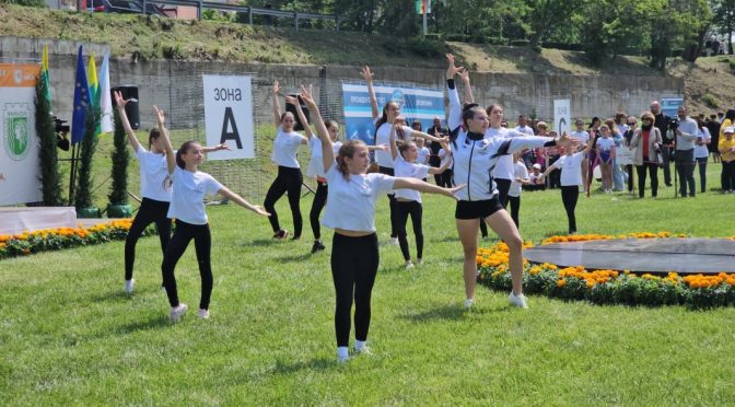 700 ученици от страната спортуваха с Радев в Ямбол