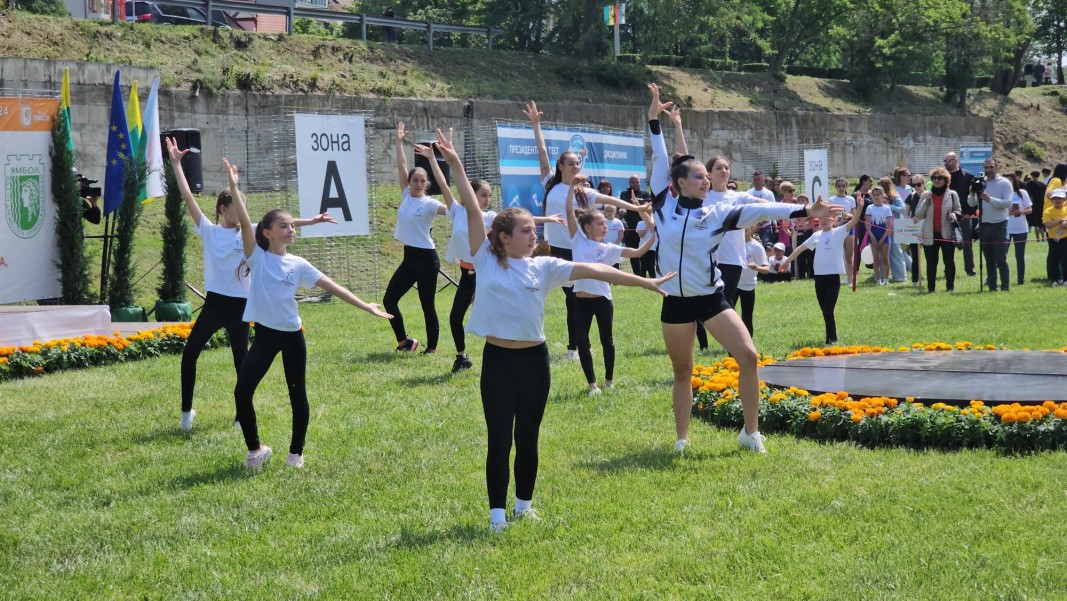 700 ученици от страната спортуваха с Радев в Ямбол