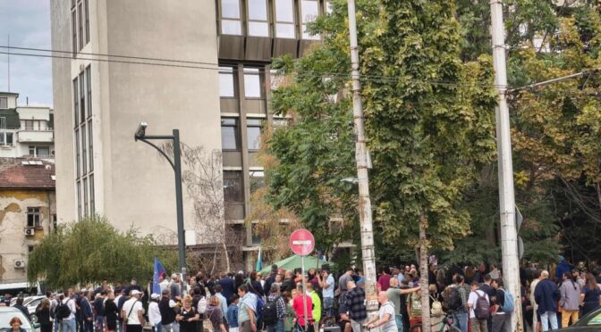 Започна протестът пред централата на "ДПС-Ново начало" в защита на кмета на Варна