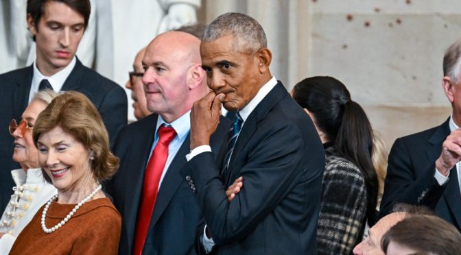 Тръмп обвини Обама в разкриване на класифицирана информация за извънземните