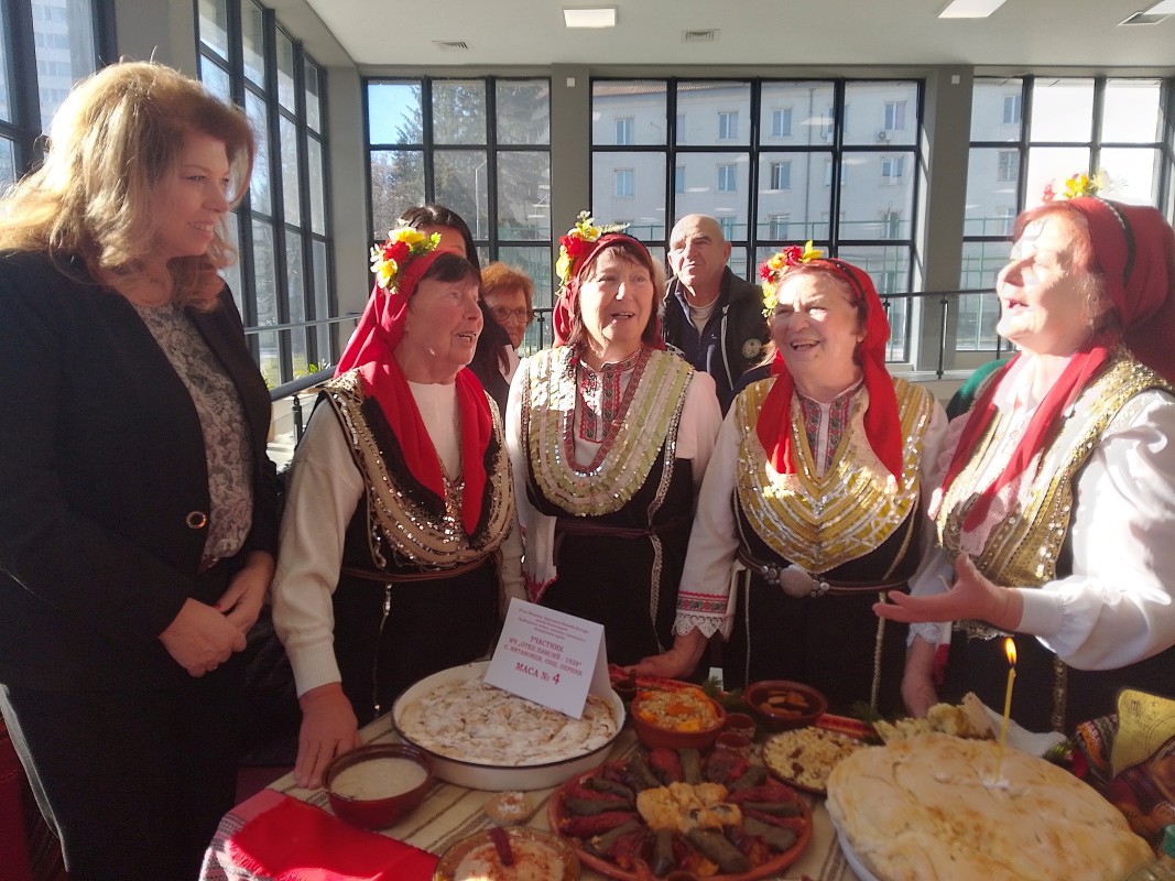 Вицепрезидентът Илияна Йотова разгледа кулинарна изложба в Перник