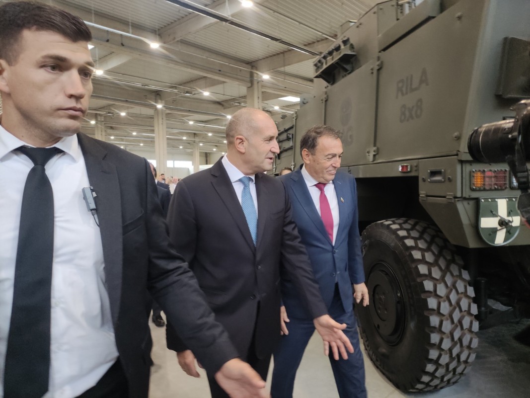 Президентът Радев присъства на откриване на завод за бронирана техника в Бургас