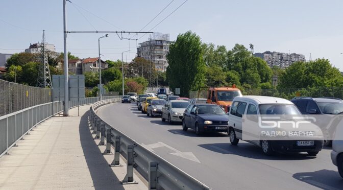 Мотоциклетист във Варна премина през крака на полицай