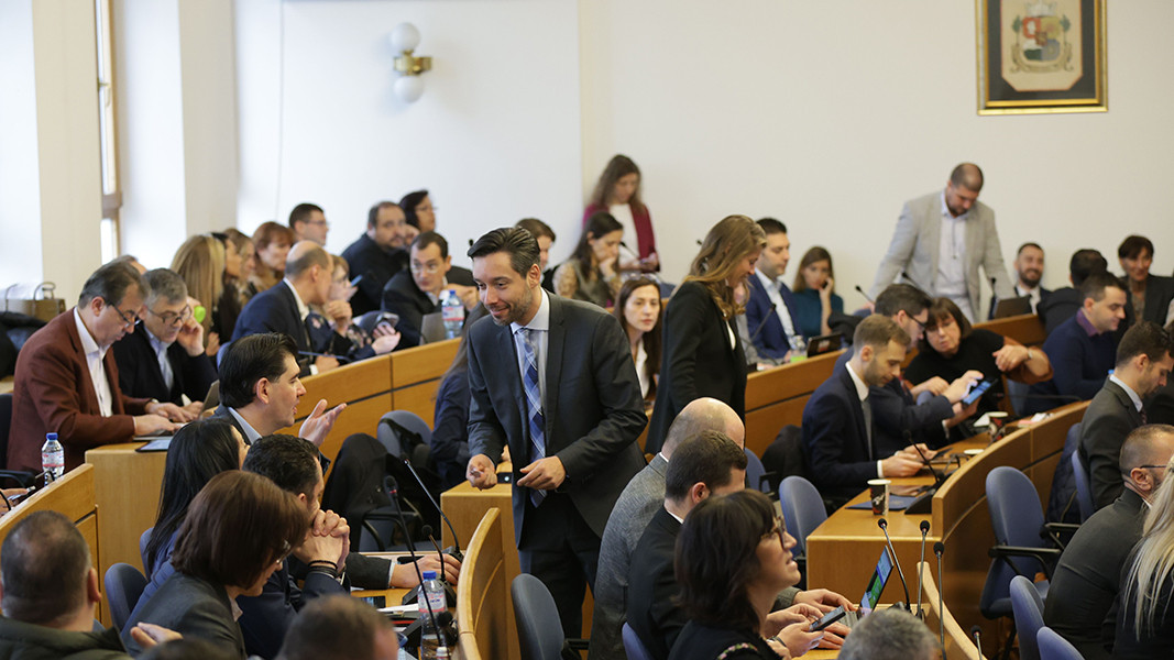 Липса на кворум провали извънредното заседание на СОС заради боклука в София