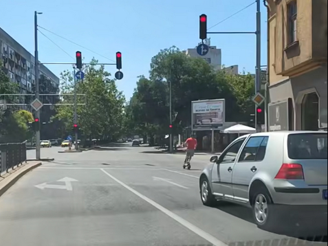 Мъж с тротинетка мина на червено с над 60 км/час в Пловдив