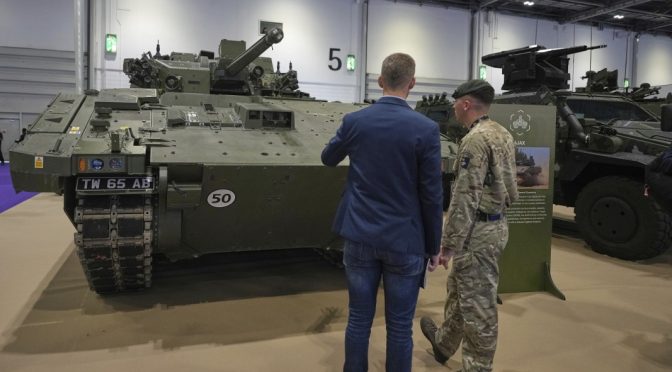 Британската армия отново спря използването на бронираните машини "Аякс"