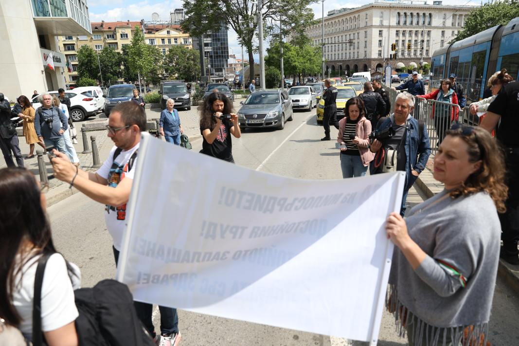 Медсестри на протест с искане за увеличение на заплатите