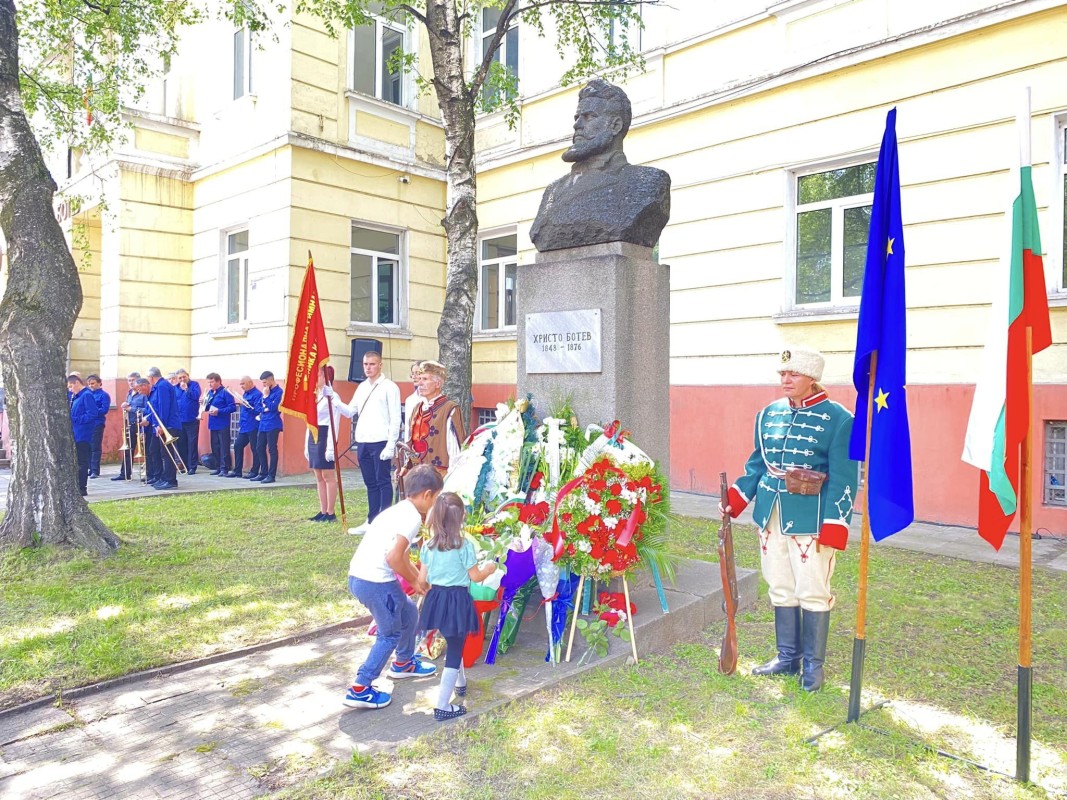Перник се поклони пред подвига на Ботев