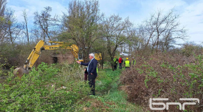 Продължава почистването на река Джубрена
