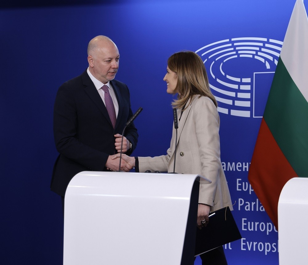Роберта Мецола към Желязков: Всеки има право на протест, но без насилие