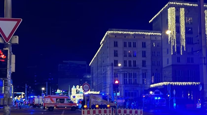 Кола се вряза в група хора на коледен базар в Магдебург, Германия
