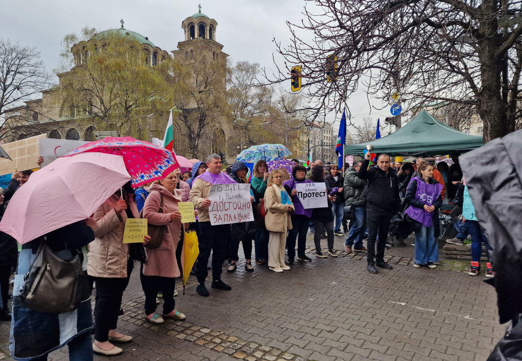 Медици от психиатричните болници блокираха за кратко движението пред здравното министерство