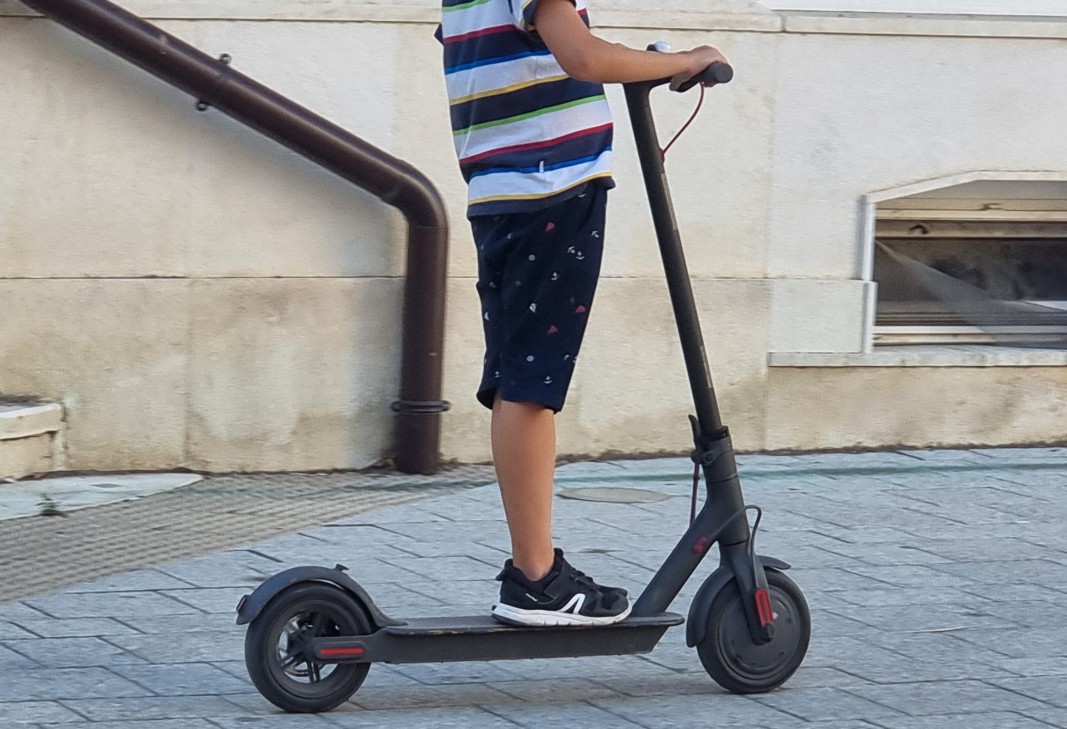 Община Плевен започна разяснителна кампания в училищата за управлението на електрически тротинетки