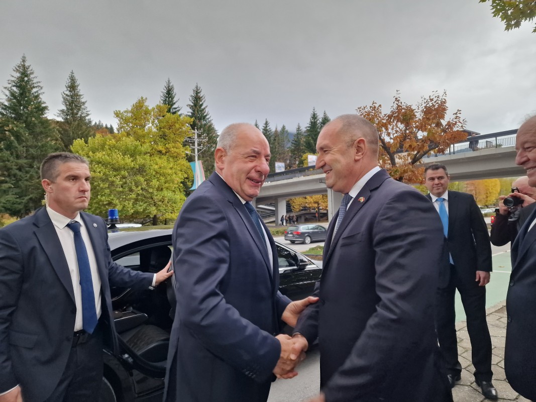 Президентът Румен Радев посрещна в Смолян унгарския си колега Тамаш Шуйок