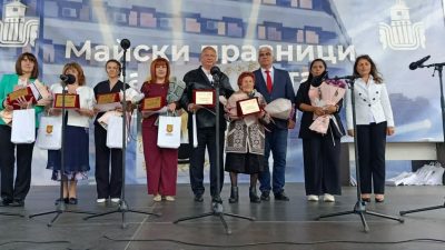Наградиха учителка столетник в Дупница