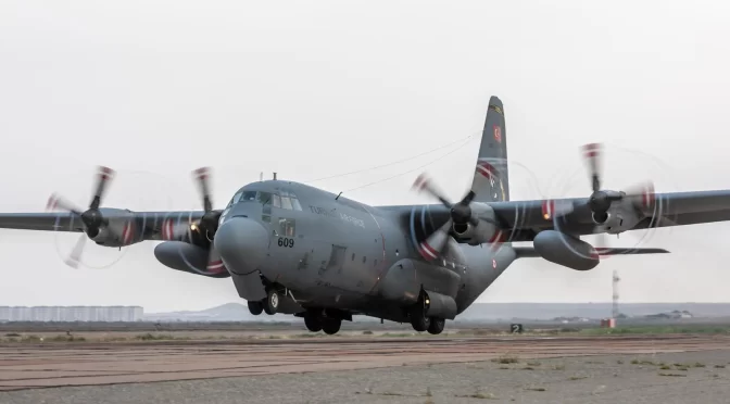 Турски военен самолет се разби в Грузия с най-малко 20 души на борда