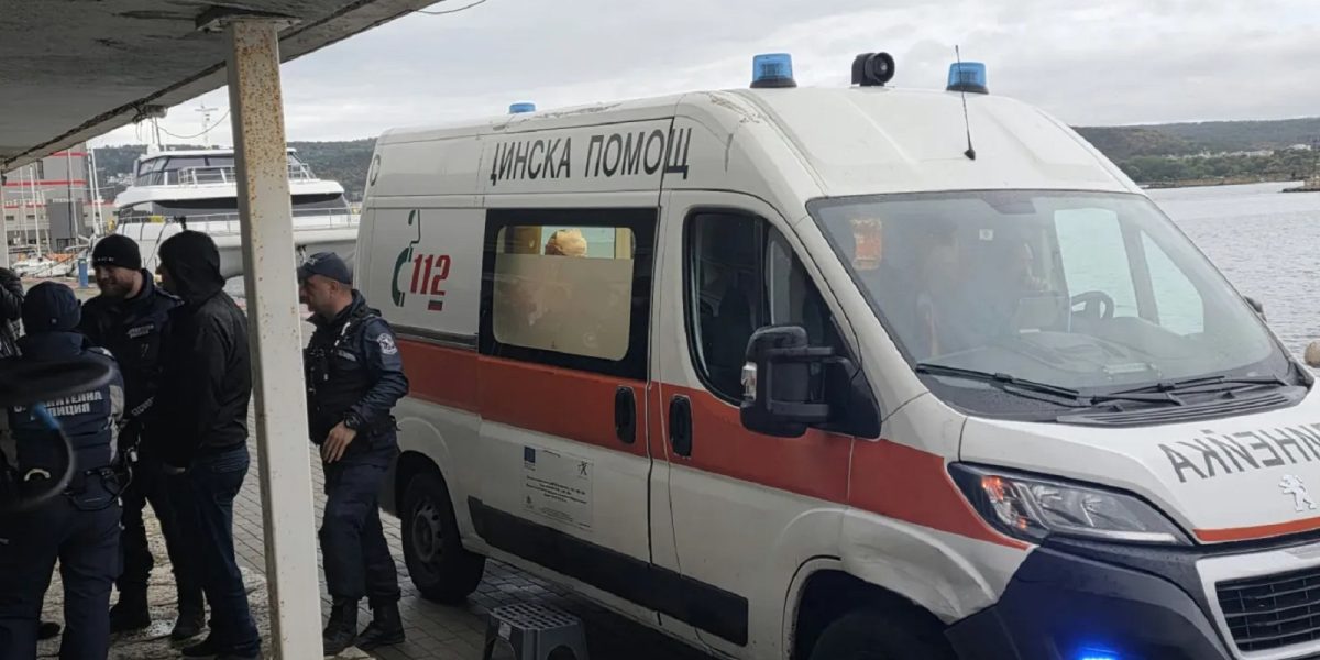 Гъмжи от полиция и линейки на Морска гара Варна: Посрещат пострадалите от атакувания с 3 дрона кораб