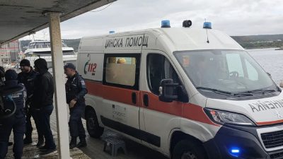 Гъмжи от полиция и линейки на Морска гара Варна: Посрещат пострадалите от атакувания с 3 дрона кораб